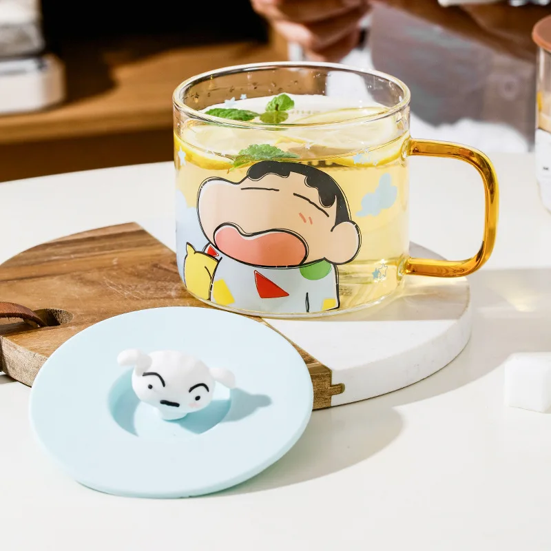 クレヨンすねちゃん漫画大容量マグカップ、ふた付きかわいい人形ガラス、オフィスコーヒーカップ、家庭用ミルクカップ、誕生日プレゼント、450ml