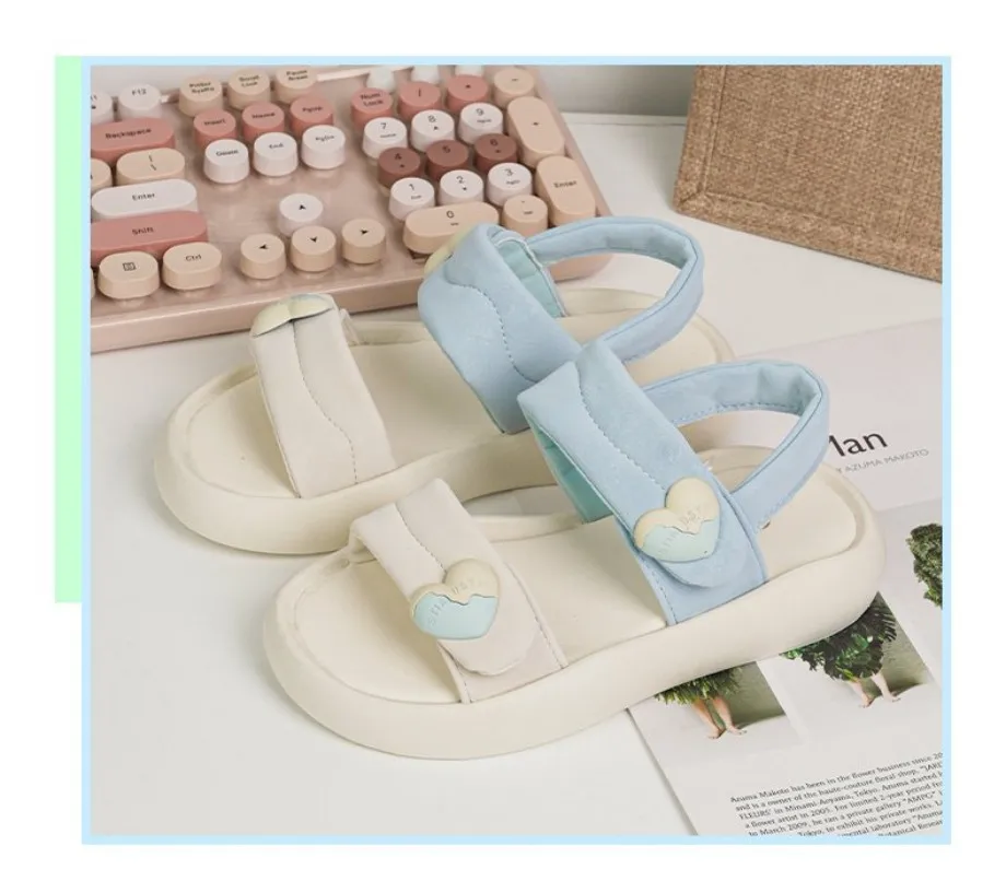 

Детские модные сандалии с мягкой подошвой, летняя коллекция 2026 года, с узорами в виде сердечек и цветным пэчворком.