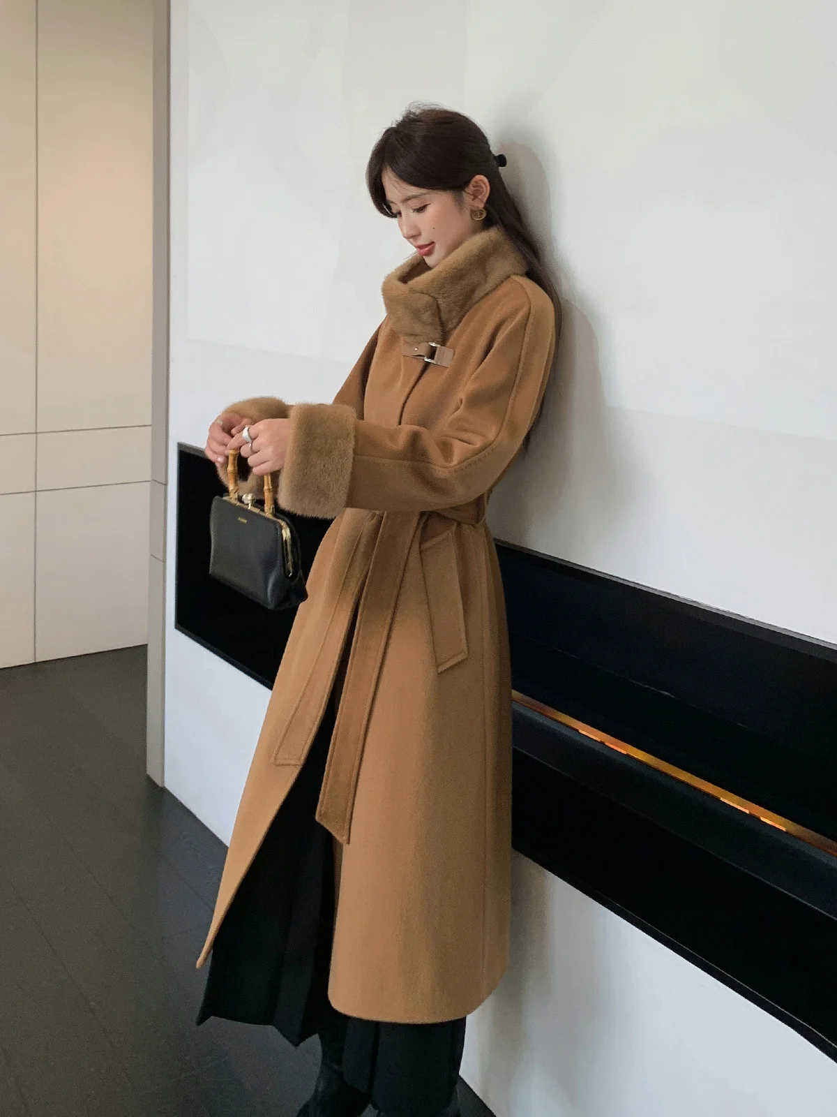 Camel Cashmere Coat For Women 2024 Winter Thick Warm Elegant Black Overcoat Fashion Lace-up Patchwork Mink Fur Woolen Coats