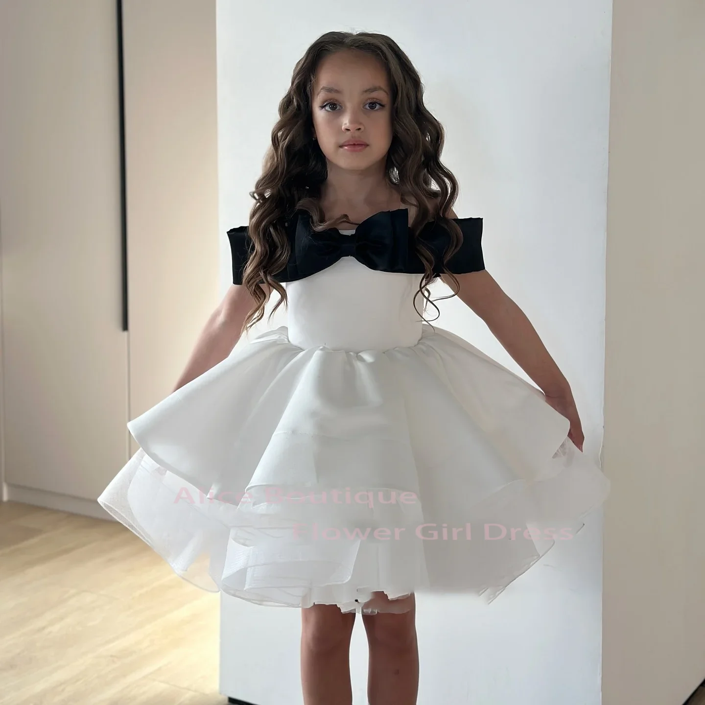 

Customized Flower Girl Dress Off Shoulder Black Bow White A-Line Dress For Kids Cute Ruffles First Communion Birthday Party Gown