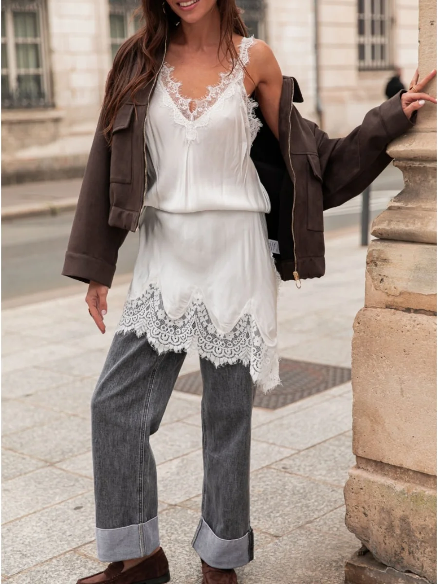 فستان كامي نسائي من الدانتيل الساتان Y2k فستان حريري مزين بالدانتيل وحزام سباغيتي ورقبة على شكل حرف V غير متماثل فستان قصير مثير سهل الارتداء