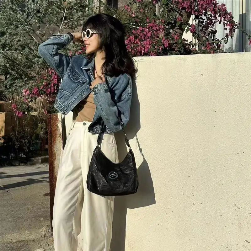 حقيبة يد جديدة من Grotto 2026 حقيبة يد محايدة للجنسين صغيرة من الحجر الأسود متجعدة حقيبة كتف كروس تحت الإبط سهم من الجلد الناعم