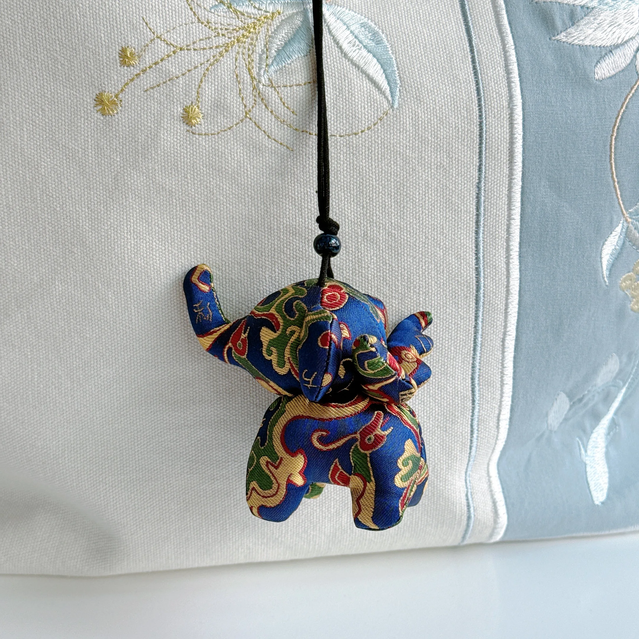 Cuciture fatte a mano Ali dell'amicizia Animale Elefante Portachiavi Portachiavi Ciondolo Ricamo cinese Shu Broccato Tessuto di seta 100%