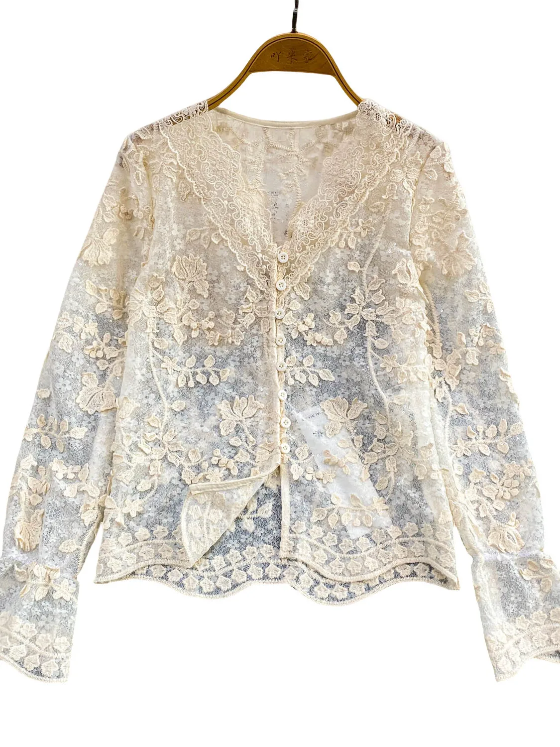 เสื้อคลุมกันแดดสำหรับผู้หญิง แต่งลูกไม้ปักลาย คอวี แขนระบายประดับเลื่อม งานปักหนักสไตล์เทพธิดา