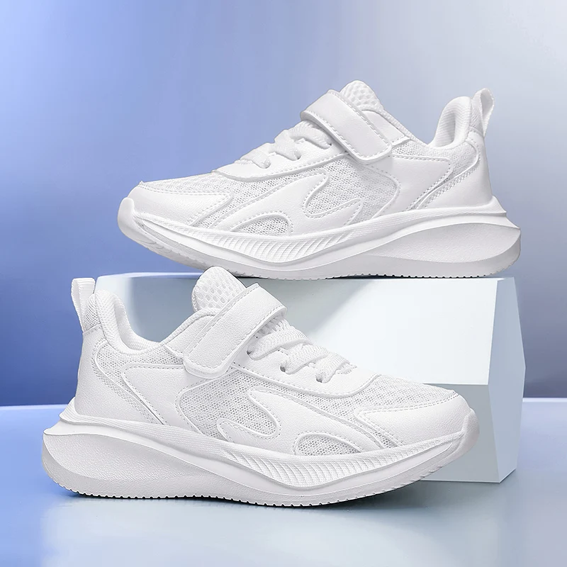 

A pair of breathable mesh children's sports shoes suitable for all seasons, with soft, comfortable and durable upper. YY-h263