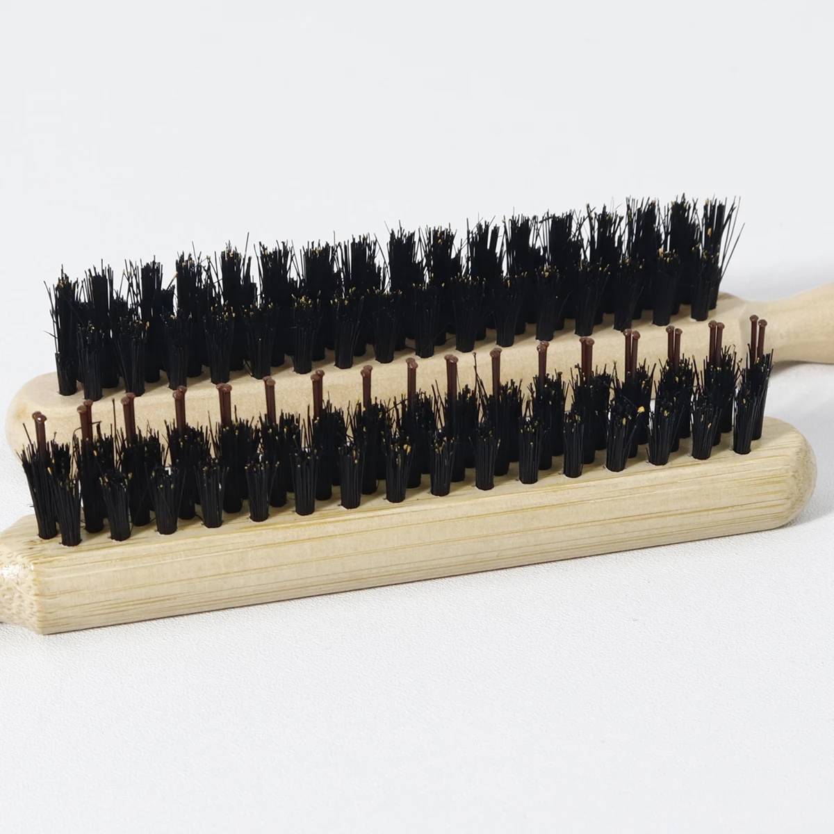 قطعة واحدة من فرشاة تمشيط ذات شعيرات ملونة من الخشب الطبيعي، فرشاة إبرة تدليك ذات شعيرات بمقبض خشبي، خاصة للشعر المستعار الحقيقي