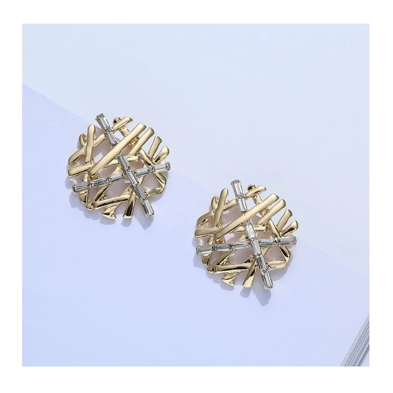 

Hot-selling Gold Round Hollow Floral Temperament Women's Retro Fashion Ear Needles