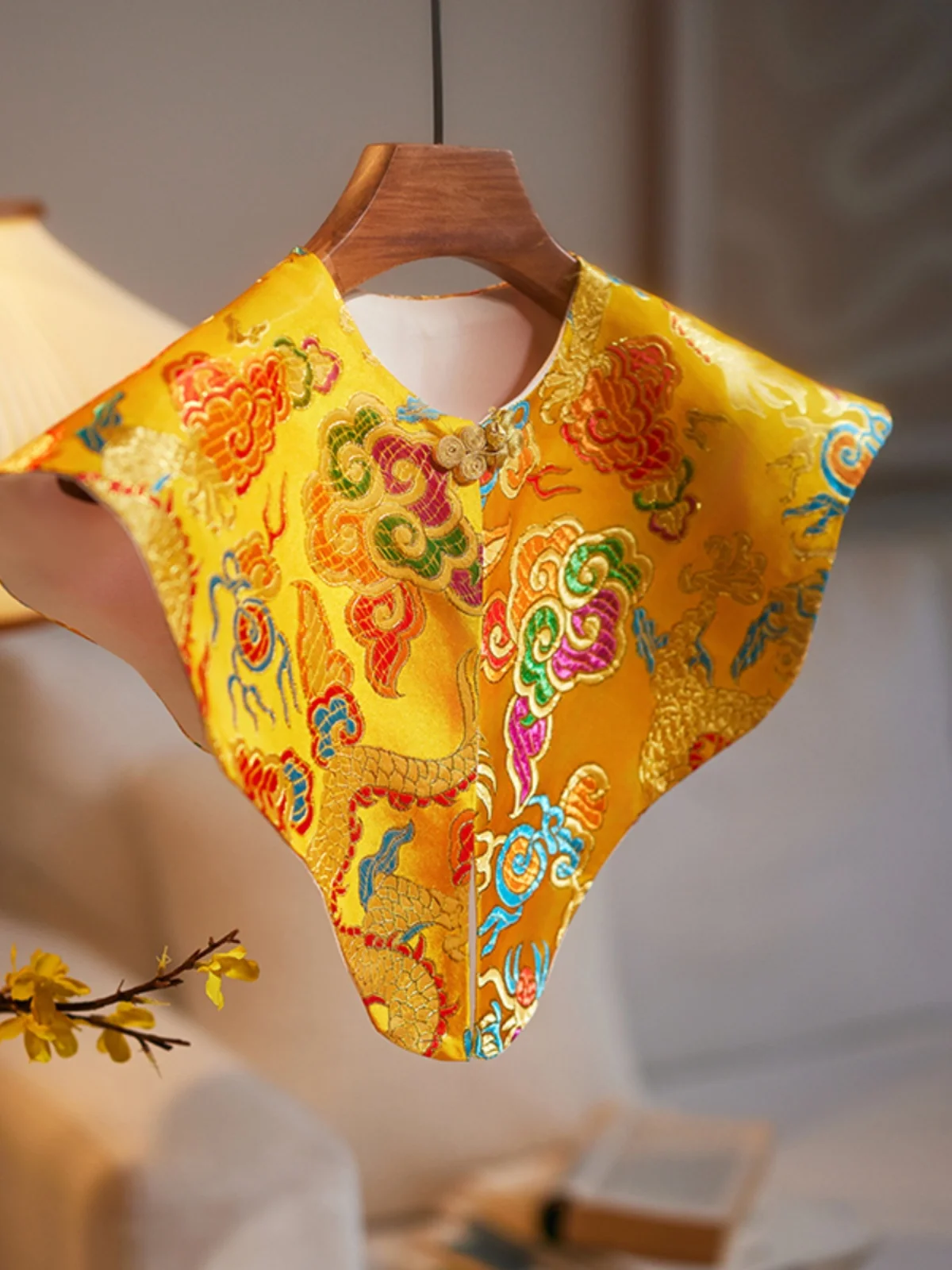 

Новый стиль: накидка-пончо «Ветряной дракон» с воротником-хомутом, универсальная короткая накидка, сочетающаяся с ципао и юбкой, из полиэфирного волокна