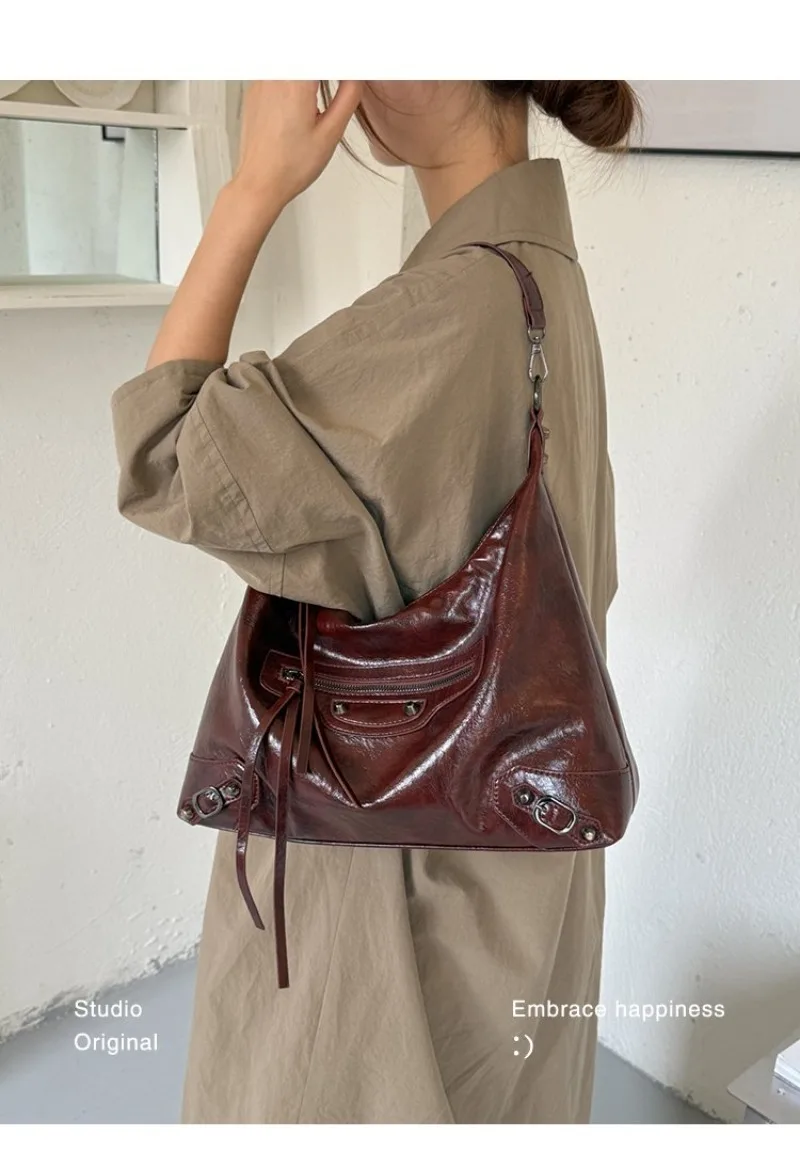 CEEKAY Damen Hobo-Tasche, Schwarz, Glänzendes PU-Leder, Große Schulterhandtasche mit Reißverschluss-Detail, für den täglichen Arbeitsweg, Casual, Minimalistisch – Detail 8