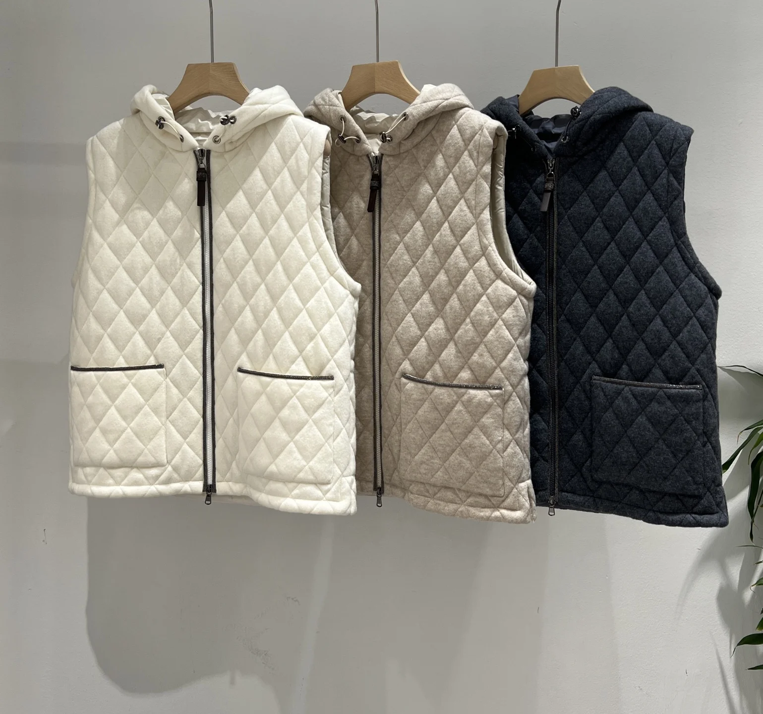 2026Women's Autumn/Winter Hooded Quilted Cashmere Zip-Front Vest