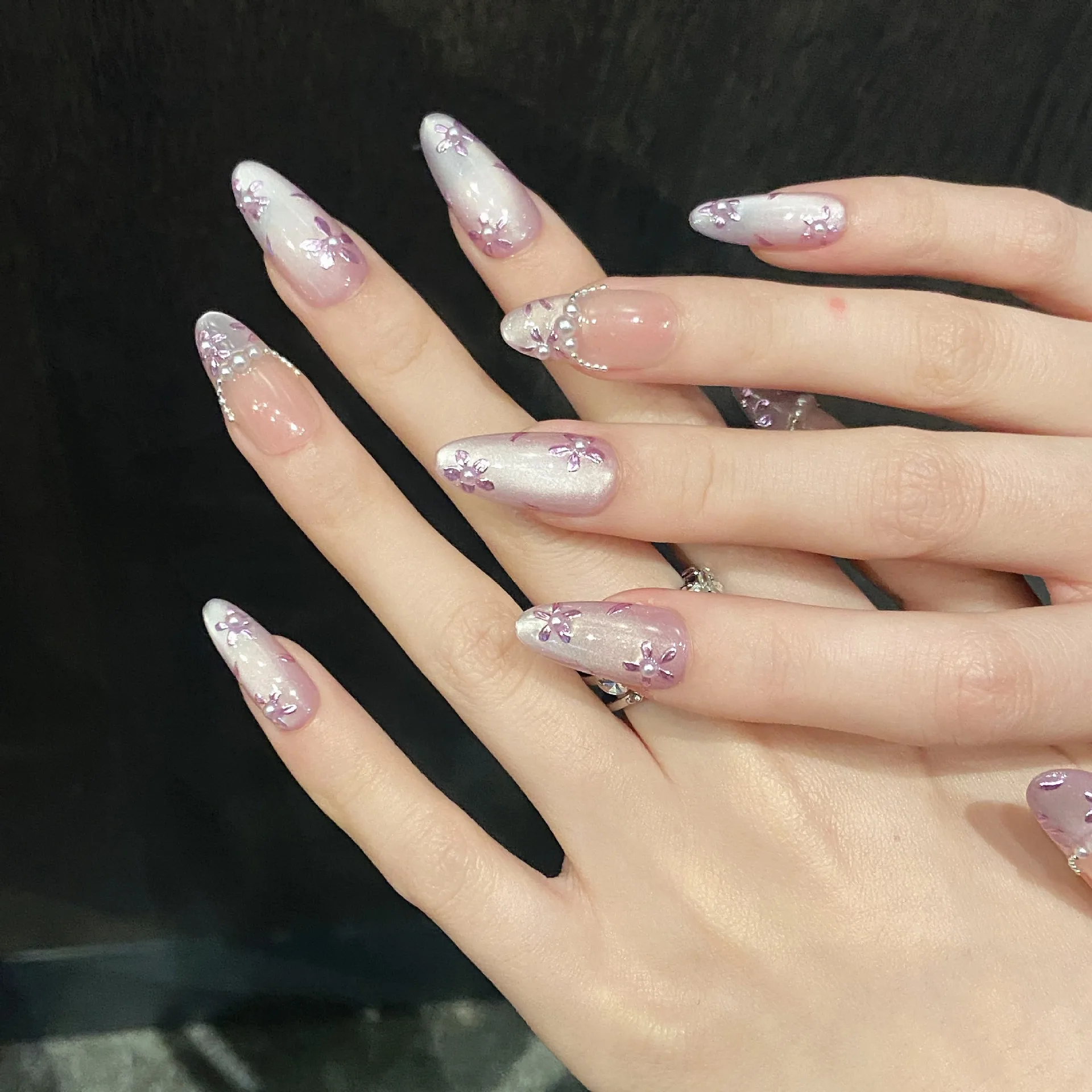 

10 шт., накладные ногти ручной работы «кошачий глаз», весна-лето, овальные накладные ногти средней длины, фиолетовый цветок, жемчужный дизайн, накладные ногти