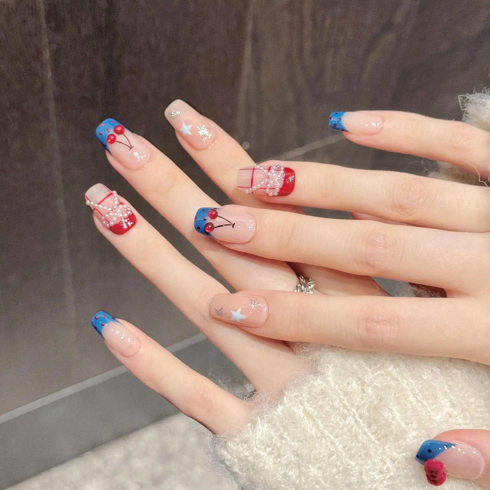 10 szt. Niebieskie sztuczne paznokcie w stylu francuskim z czerwonymi wiśniami, perłami i kokardkami, ręcznie robione paznokcie do naklejania, wzory Y2k, gwiazdy, krata, słodkie sztuczne paznokcie