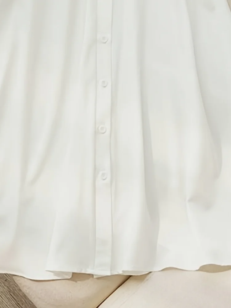 Biała elegancka sukienka koszulowa z kołnierzykiem polo, pasek wyszczuplający, spódnica o średniej długości