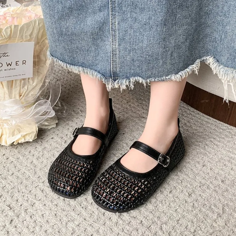 

2026 New Summer Closed Toe Breathable Flats Woman Casual Outwear Fashion Sandals