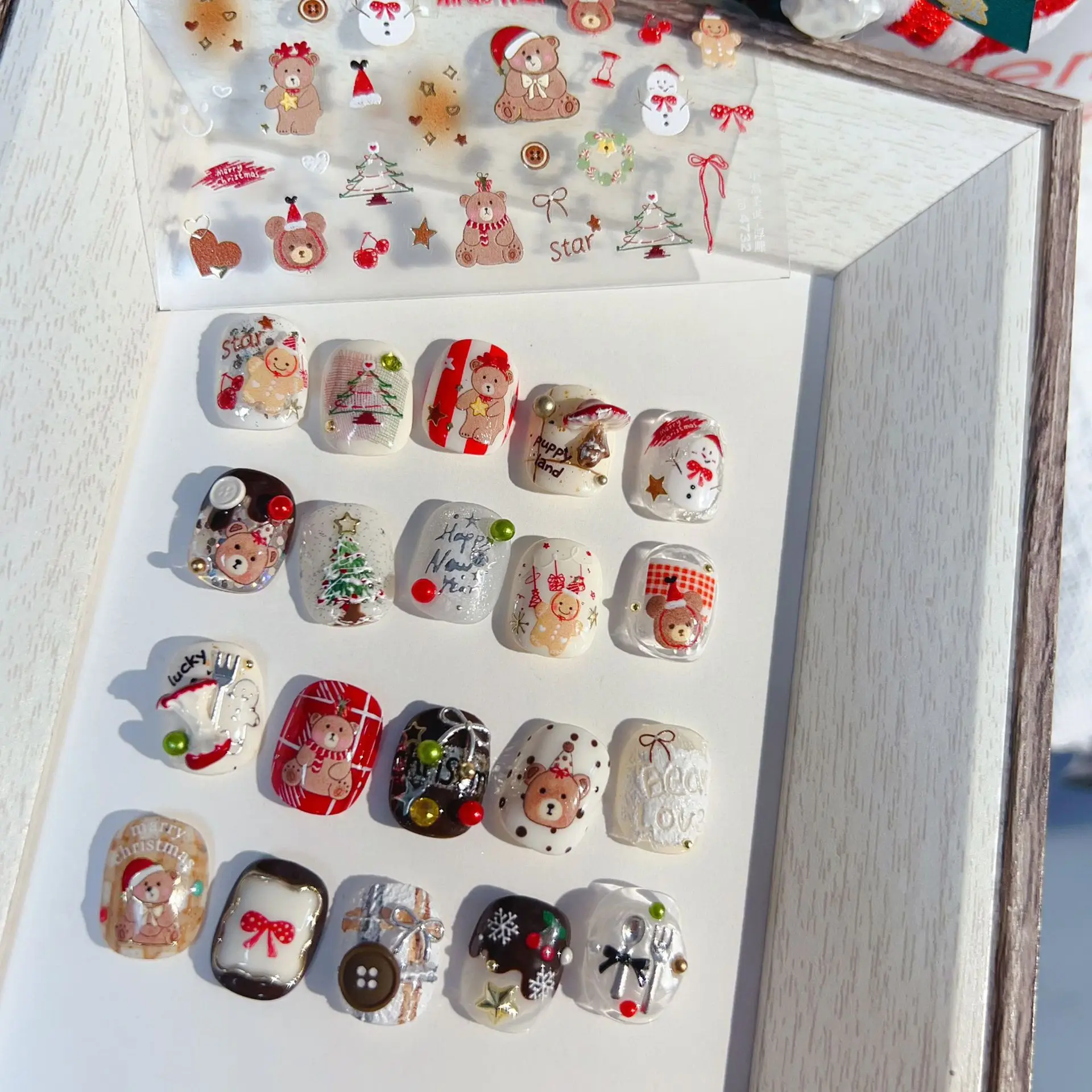 1 stks Kerst Nagels Sticker 5D Snoep Kerstman Bell Elanden Zelfklevende Nail Art Stickers Sneeuwvlok Cherry Manicure Decals DIY