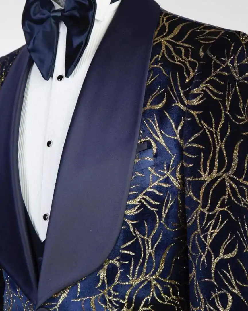 ชุดทักซิโด้ผู้ชายลายพิมพ์ทองคำ 3 ชิ้น ปกผ้าคลุมไหล่ กางเกงเจ้าบ่าว ชุดสูทแฟชั่นทางการสำหรับธุรกิจ  รับสั่งตัด