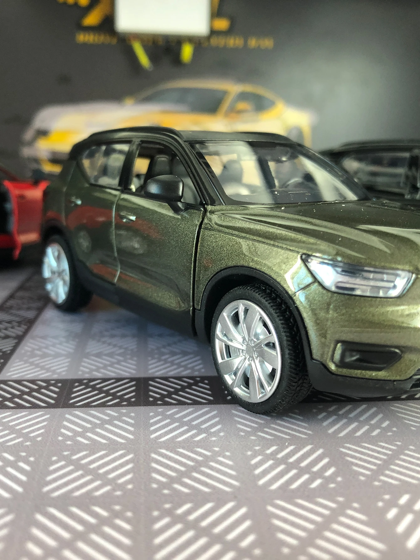 1:32 Volvo XC40 alloy car model, capable of opening doors, metal, children's sound and light toys, ornaments and gifts