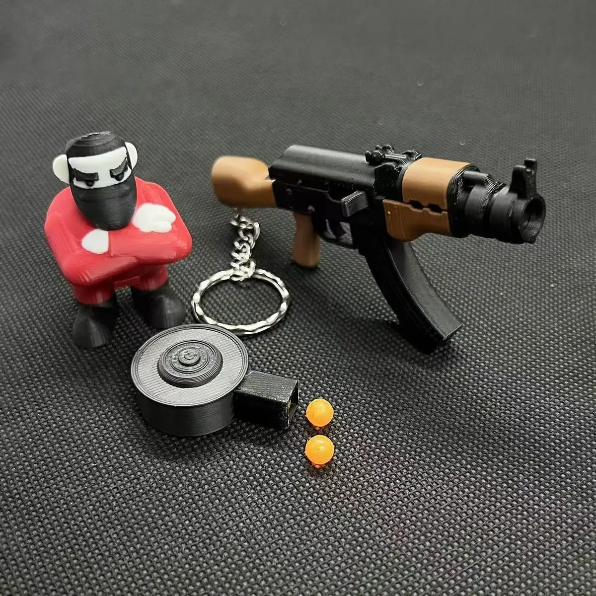 سلاسل مفاتيح صغيرة AK47 مع خراطيش طبل المجلات 50 رصاصة بلاستيكية نماذج لعبة قابلة للإطلاق لحقيبة الظهر قلادة هدية للرجال