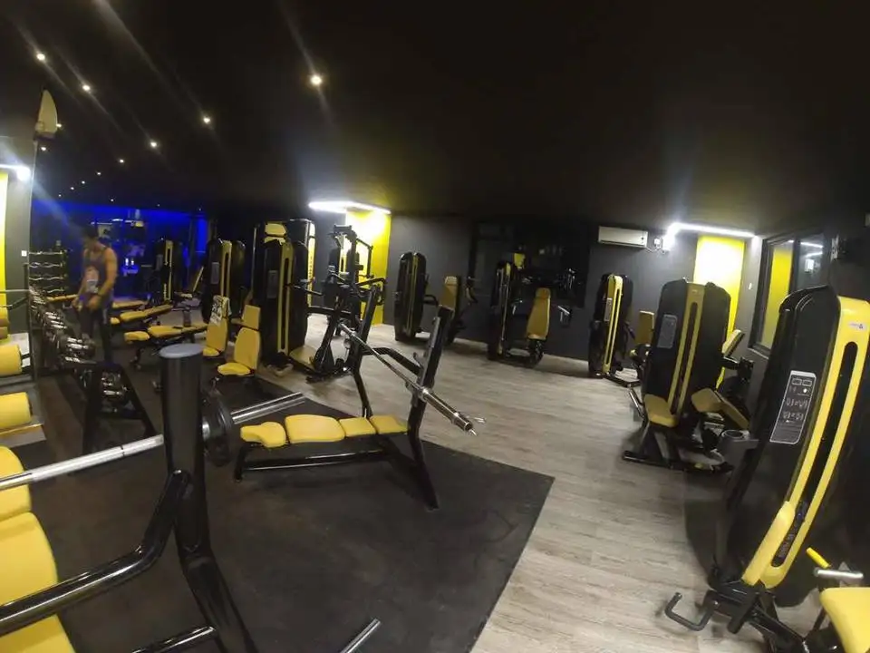 رف القرفصاء المسطح معدات اللياقة البدنية آلة تدريب القوة معدات الصالة الرياضية آلة ضغط الصدر مقعد أفقي