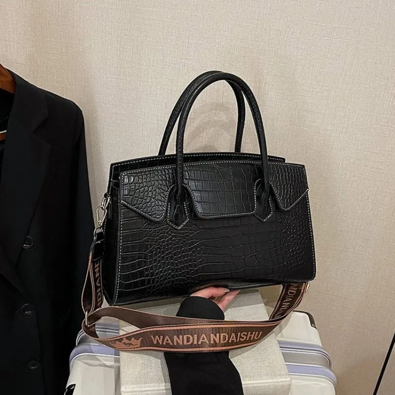 

Шикарная сумка на плечо в центре города для современных дам, элегантная сумка для подмышек с фурнитурой серебристого тона для городского образа