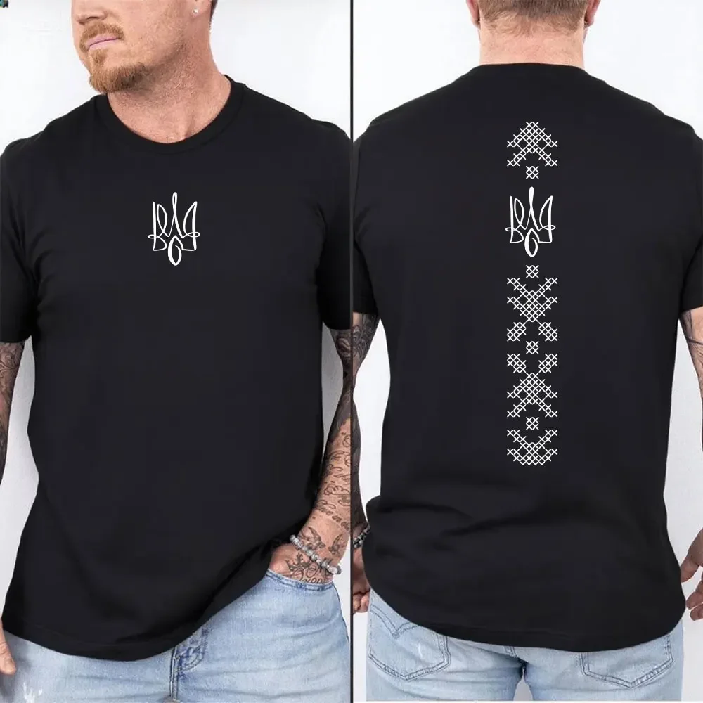 Ukrainisches T-Shirt, Unisex, bedruckt mit der ukrainischen Flagge und dem Dreizack-Symbol, ein patriotisches T-Shirt im Retro-Stil für urbane Mode. – Detail 9