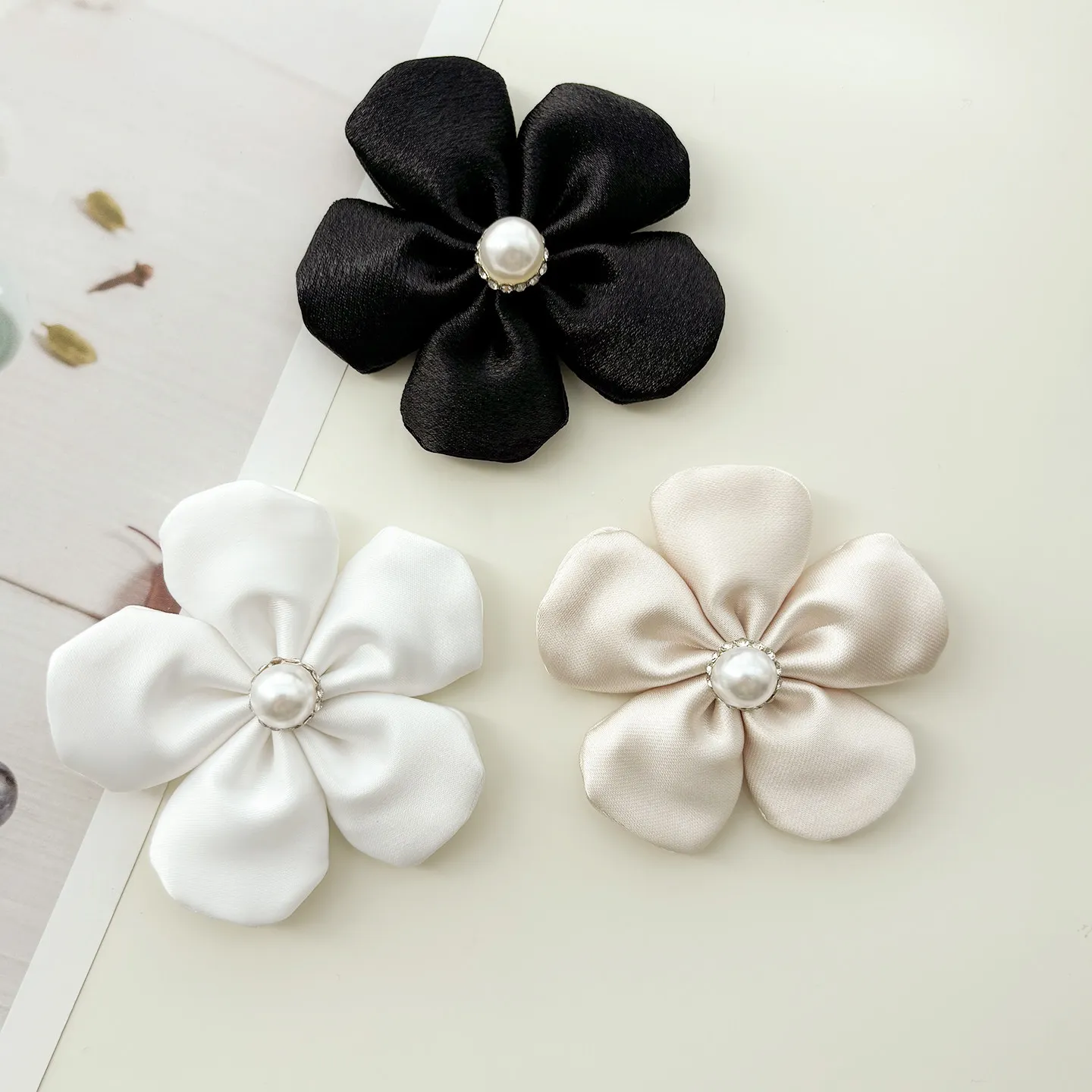 Chinese Style Elegant 3d Fabric Flower Brooch Faux Pearl Center Lucky Chic Pin For Sweater Blazer Dress Clothing Accessory Gift