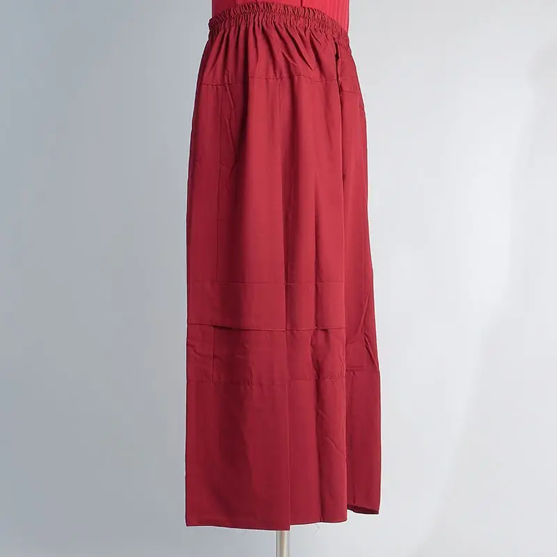 Tibetan temple monks wear skirts in spring and summer, long styles are unisex