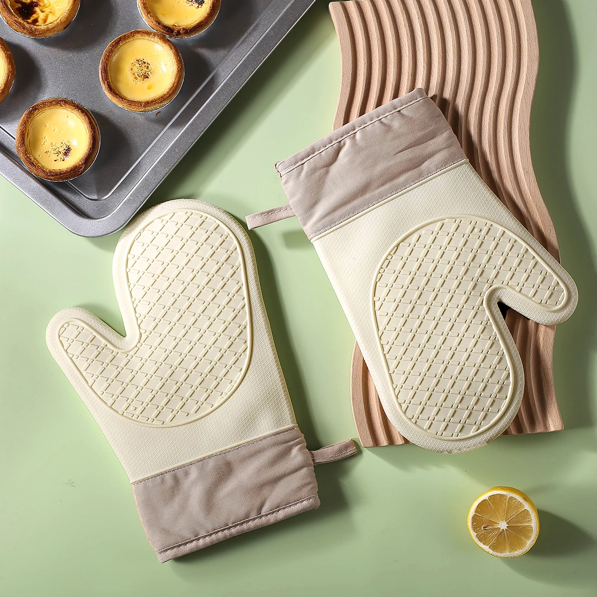 White silicone two-fingered cotton thickened oven and microwave mitts, BPA-free