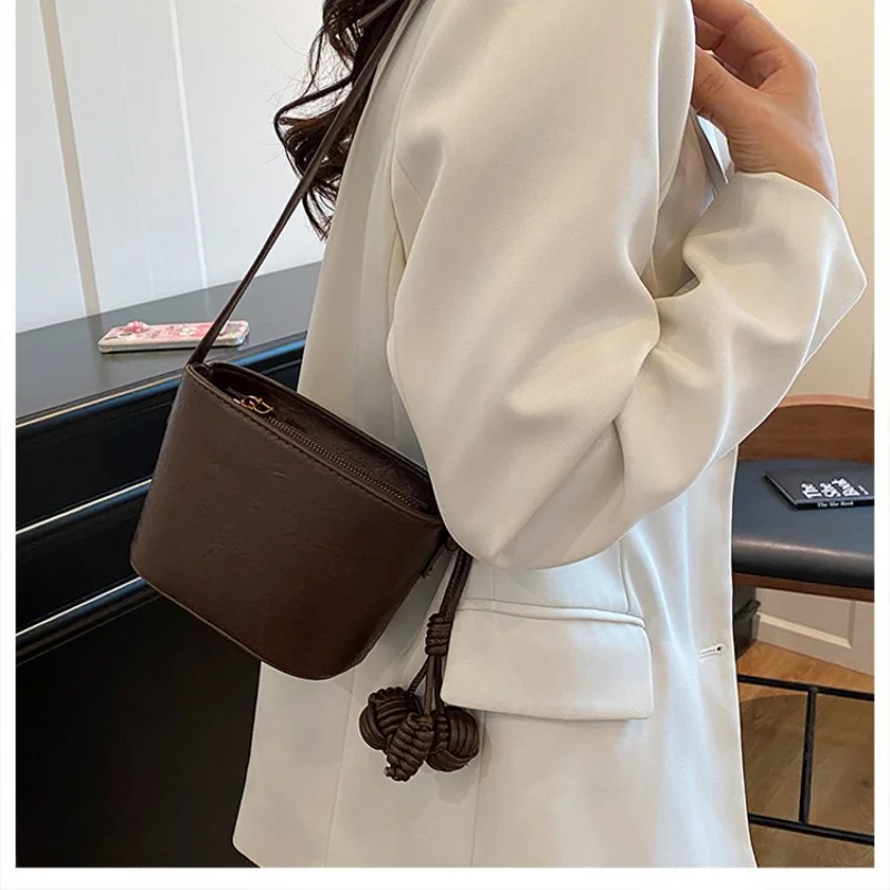 

Simple Casual Crossbody Purse Bag For Women With Messenger Function Lightweight And High-End Quality
