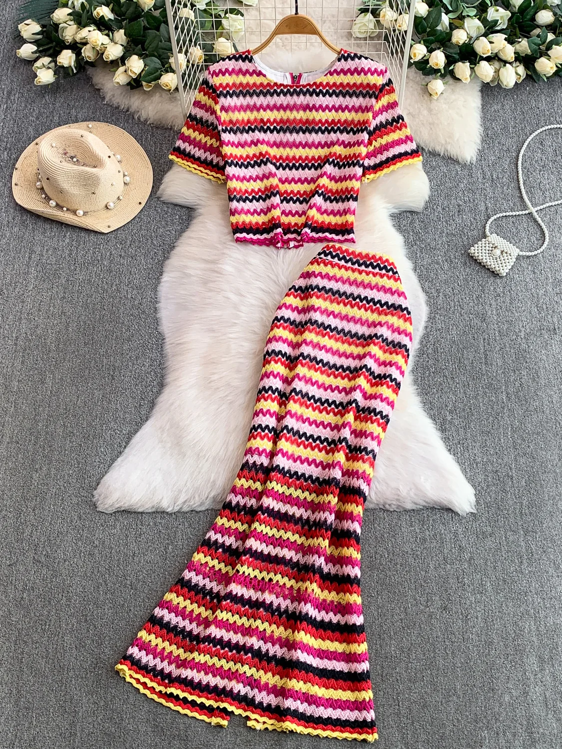 

Ретро-комплект из двух предметов: топ с круглым вырезом и ажурной вязкой в радужную полоску и облегающая длинная юбка-рыбка.