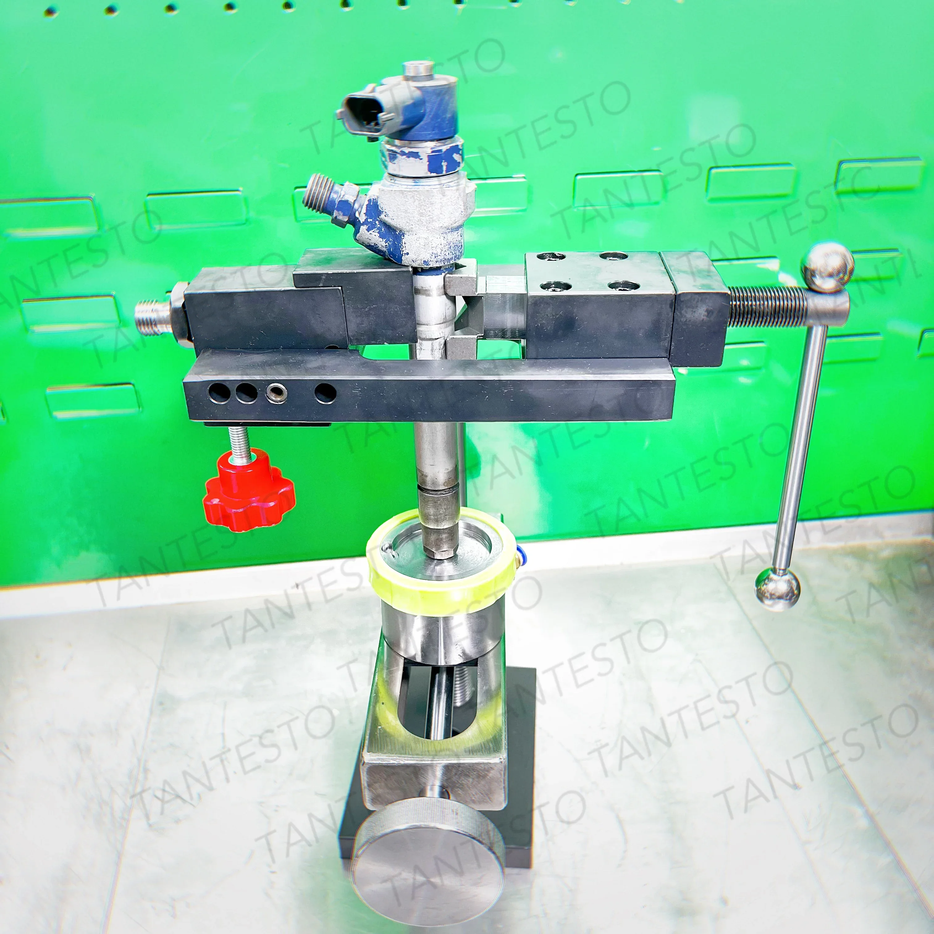 Universal Injector Clamp for Test Benches, Injector Mounting Adapter, Fuel Inlet Collection and Oil Return Fixture