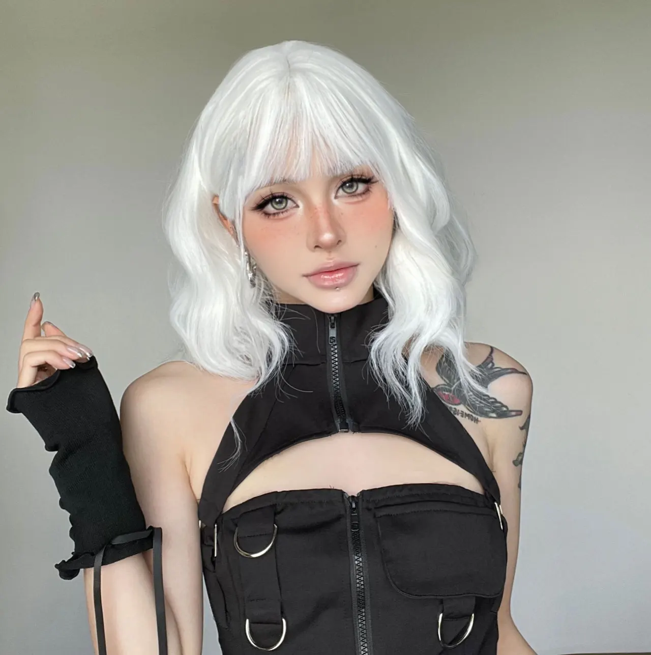 

JOVIA 14 inch short curly wavy white synthetic wig white Lolita hairstyle wig with bangs suitable for women natural style