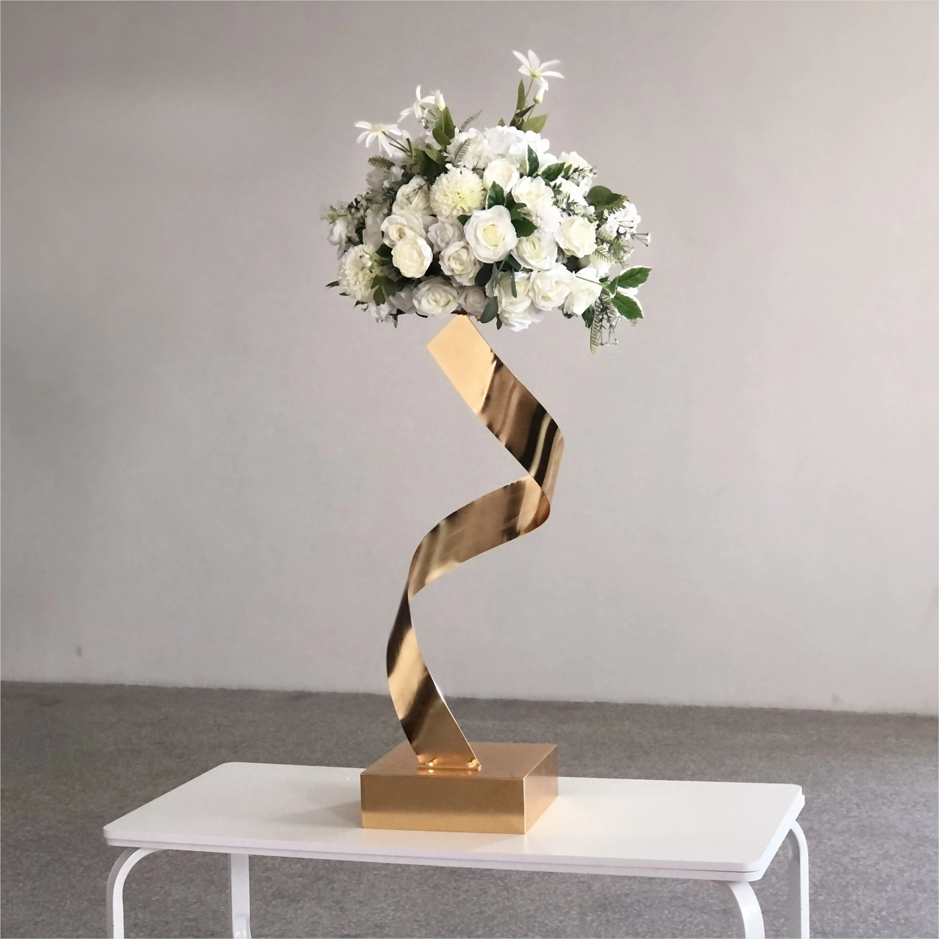 

Manufacturers wholesale and retail wedding decoration supplies, spiral gold metal flower stand