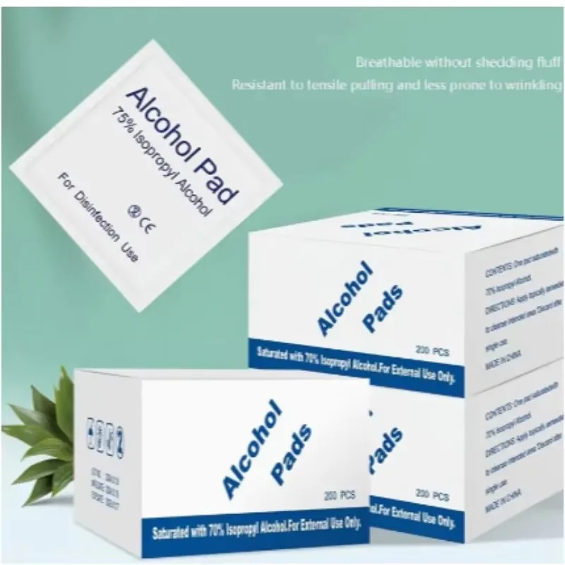 مسحة كحول 75% يمكن التخلص منها لتطهير الجروح، لوازم صندوق الإسعافات الأولية الأساسية لتحضير الكوارث المنزلية.