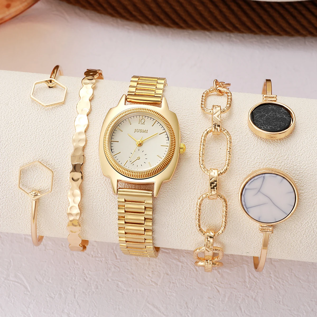 

Новые золотые простые и свежие высококачественные дизайнерские часы, роскошный стальной ремешок, модные трендовые женские часы меньшинства, ювелирные изделия, набор из пяти предметов