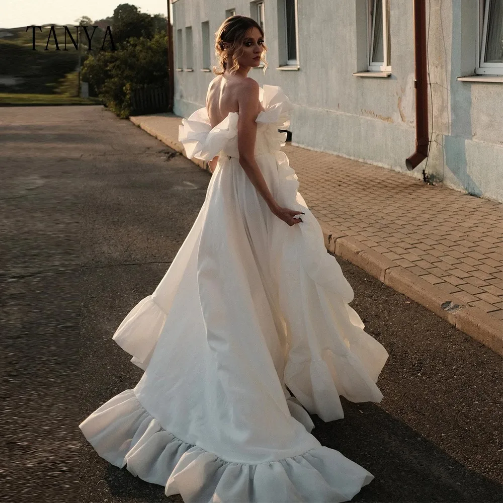 Gaun pengantin Satin Organza tanpa tali tanpa lengan A Line Ruffle Edge gaun pengantin belahan sisi tinggi kembali ke atas gaun pengantin