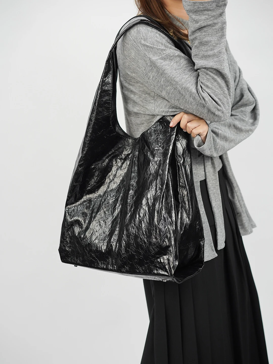 

Легкая роскошная модная высококачественная плиссированная женская сумка с ручным узором из лакированной кожи с глянцевой поверхностью, сумка на плечо в форме ведра