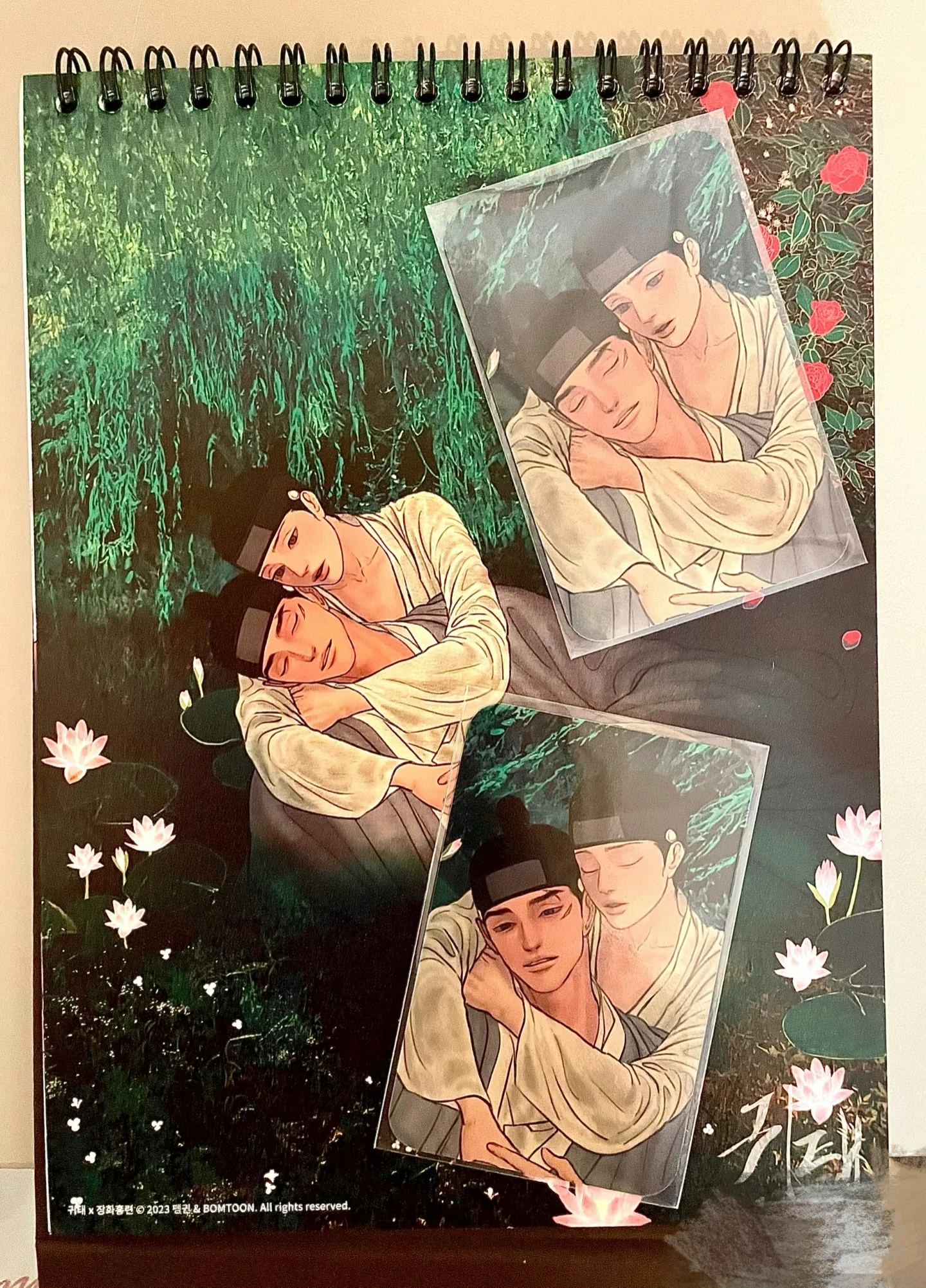 التقويم الرسمي لعام 2023 الكوري BL Manhwa Bomtoon Fairy Tale مجموعة IP واحدة: 1 صفحة + 2 بطاقات الدفع مرة أخرى/المد المنخفض/المقاولات والشمبانيا