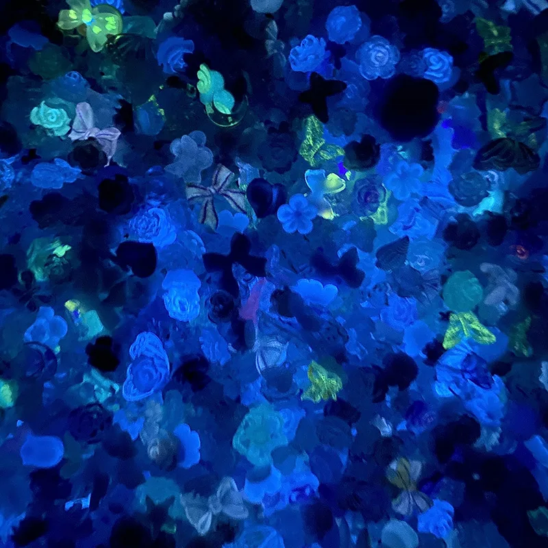 50 teile/paket Leuchtende Licht Harz Blaubeere Käse Gemischt Boxed Nail art Bogen Fischschwanz Blume Super Glitter Haarnadel Telefon Dekoration