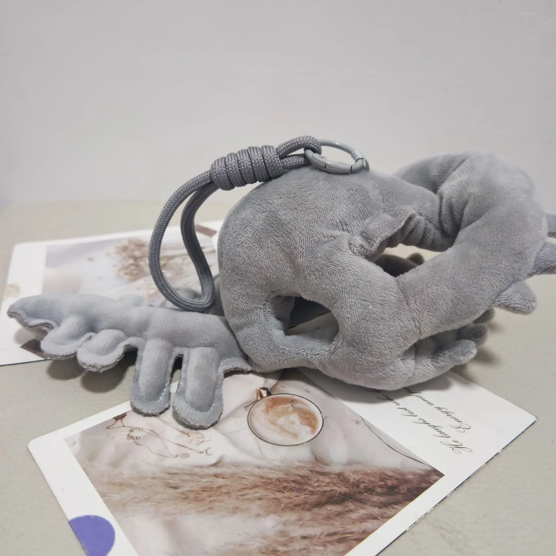 Colgante de esqueleto de hueso de dinosaurio, cabeza de dinosaurio de peluche desmontable, juguete de peluche de diseño original y peculiar, adorno para bolso, llavero.
