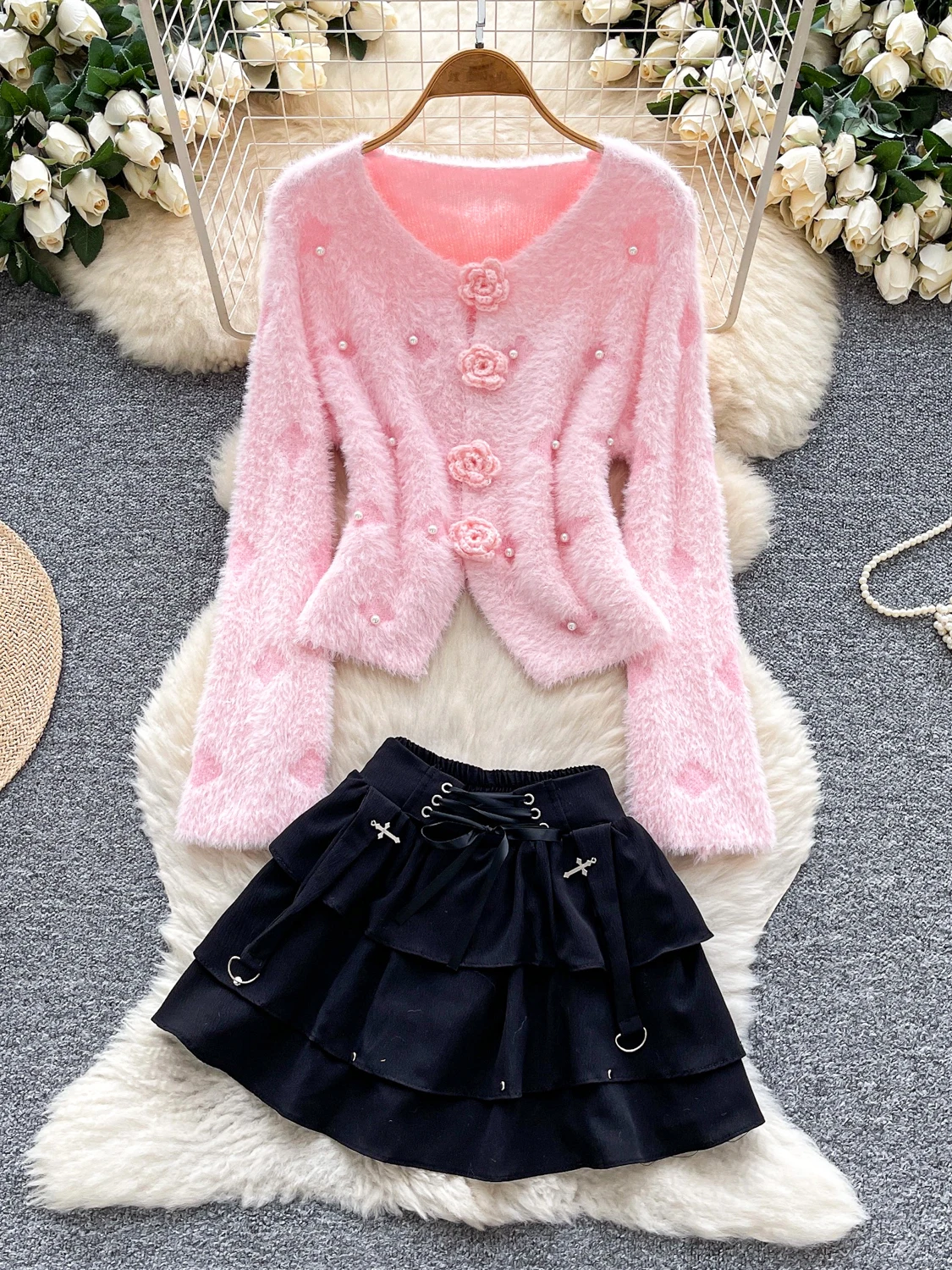 

Женский осенний комплект из двух предметов: модный жакет с жемчужной отделкой и цветочным узором, длинными рукавами и юбка с высокой талией и кружевным подолом.