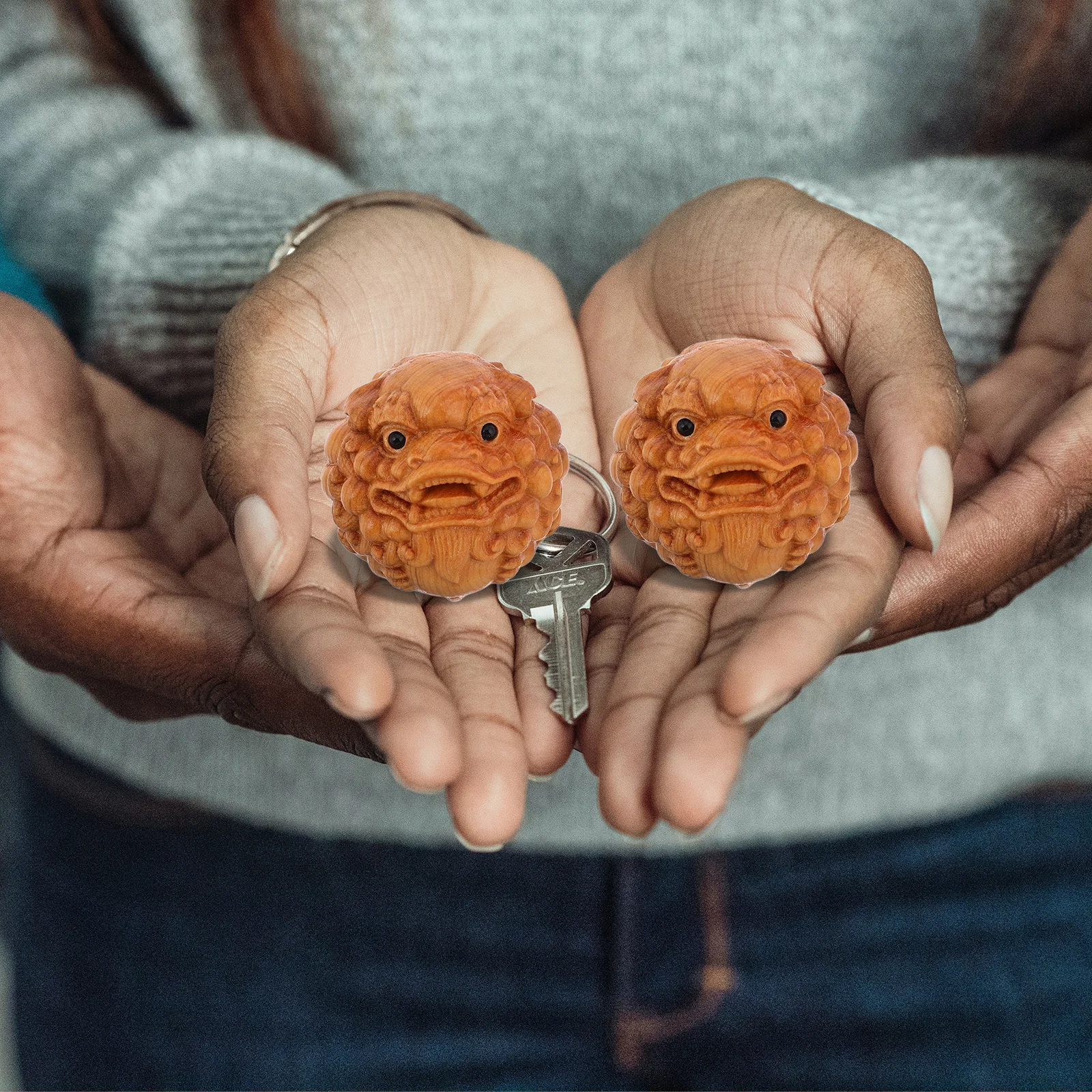 2 pcs Wooden Balls Cliff Cypress Lion Carving Massage Ball For Deep Tissue Hand Exercise Finger Strengthener Grip Stress Relief