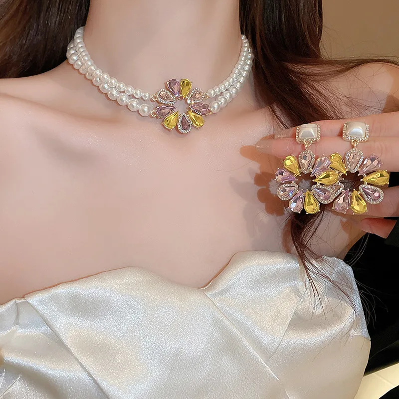 2 Stück Blumen-Quadrat-Strass-Halsketten für Damen, Imitationsperlen-Tropfenohrringe, Retro-Bankett-Schmuck-Accessoires K