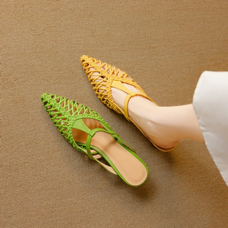 

Художественные сандалии ручной работы с тонким поясом, женские летние полые сандалии с острым носком и плоским ремешком сзади, новинка 2025, модные простые сандалии