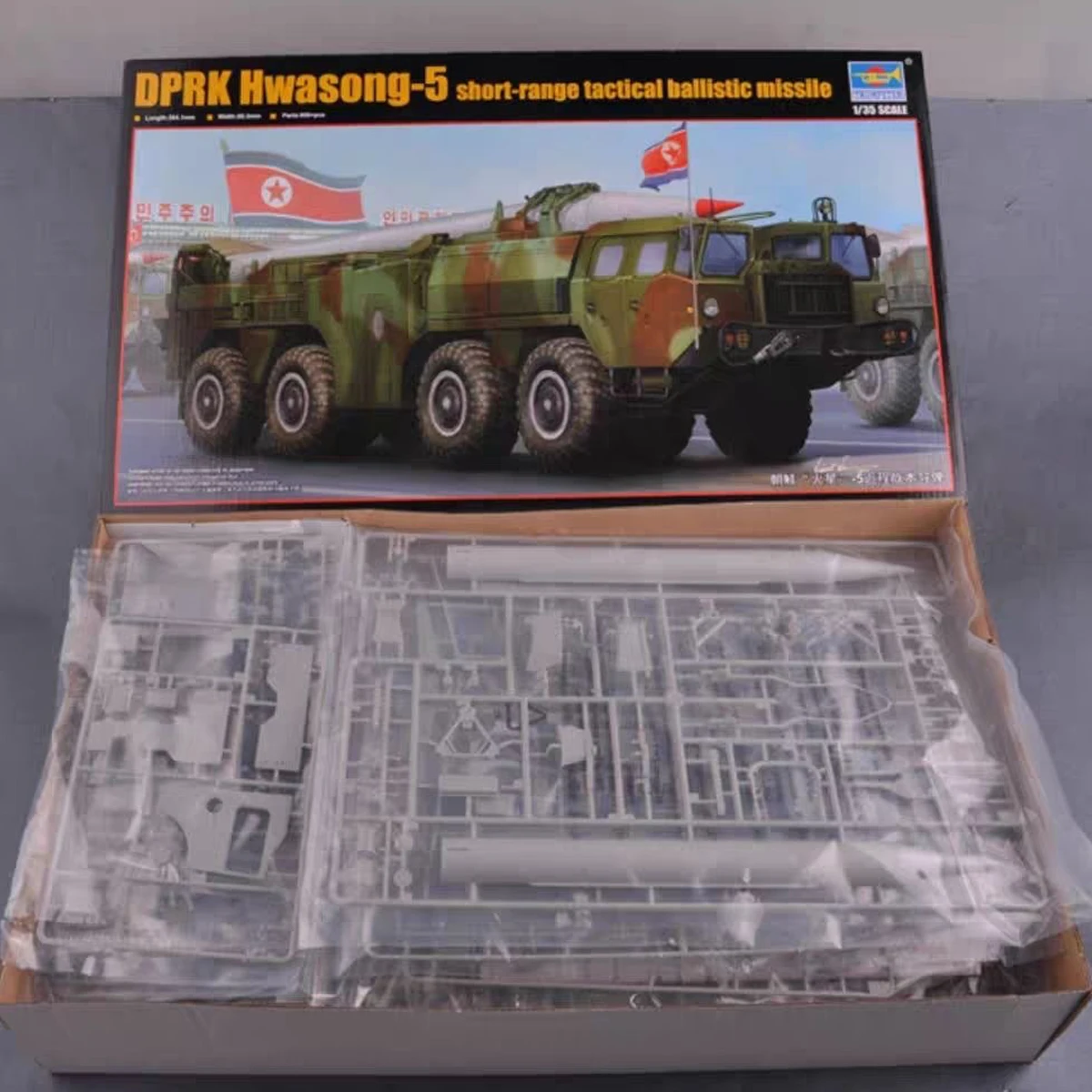 

Trumpeter 01058 Масштаб 1:35 DPRK Hwasong 5, тактический баллистический ракетный автомобиль короткого действия, пластиковая сборная модель, комплект, строительная игрушка