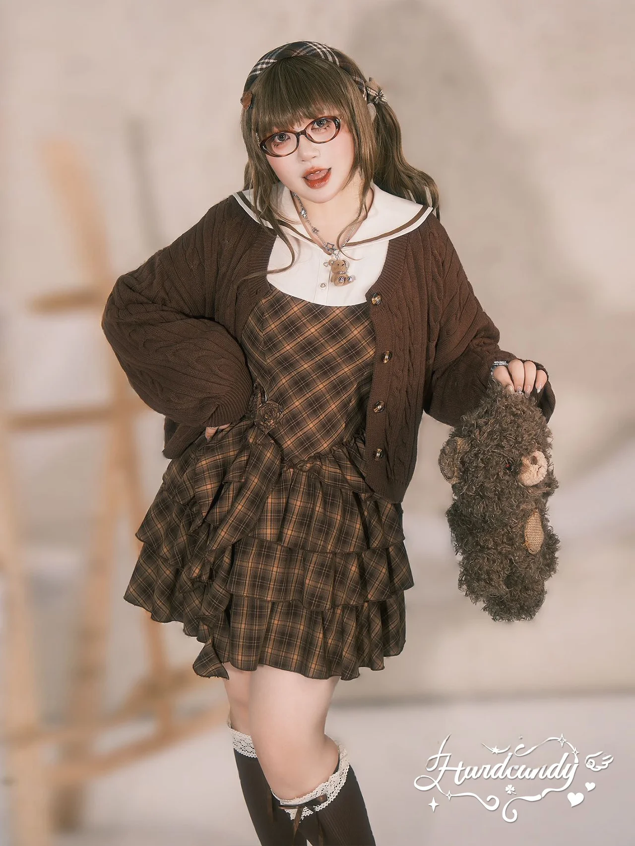 

Модное платье-свитер в студенческом стиле, больших размеров, с асимметричной талией, длинными рукавами, круглым вырезом, на молнии, с боковым разрезом