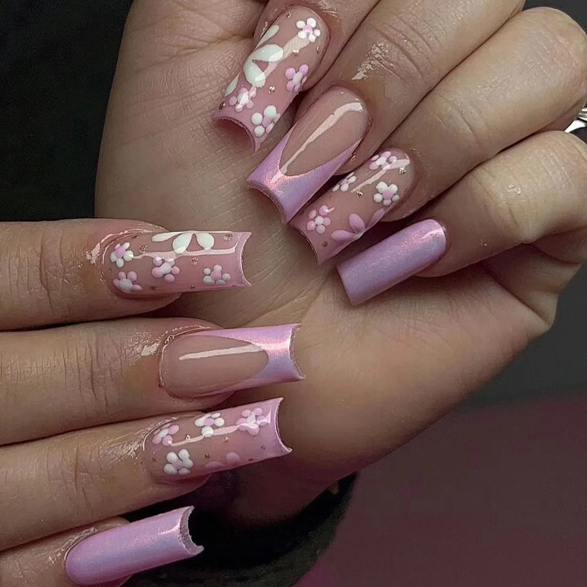 

24pcs Press-on False Nails Featuring Chameleon-effect Pearlescent White Floral Designs Ideal As A Gift for Ladies and Friends