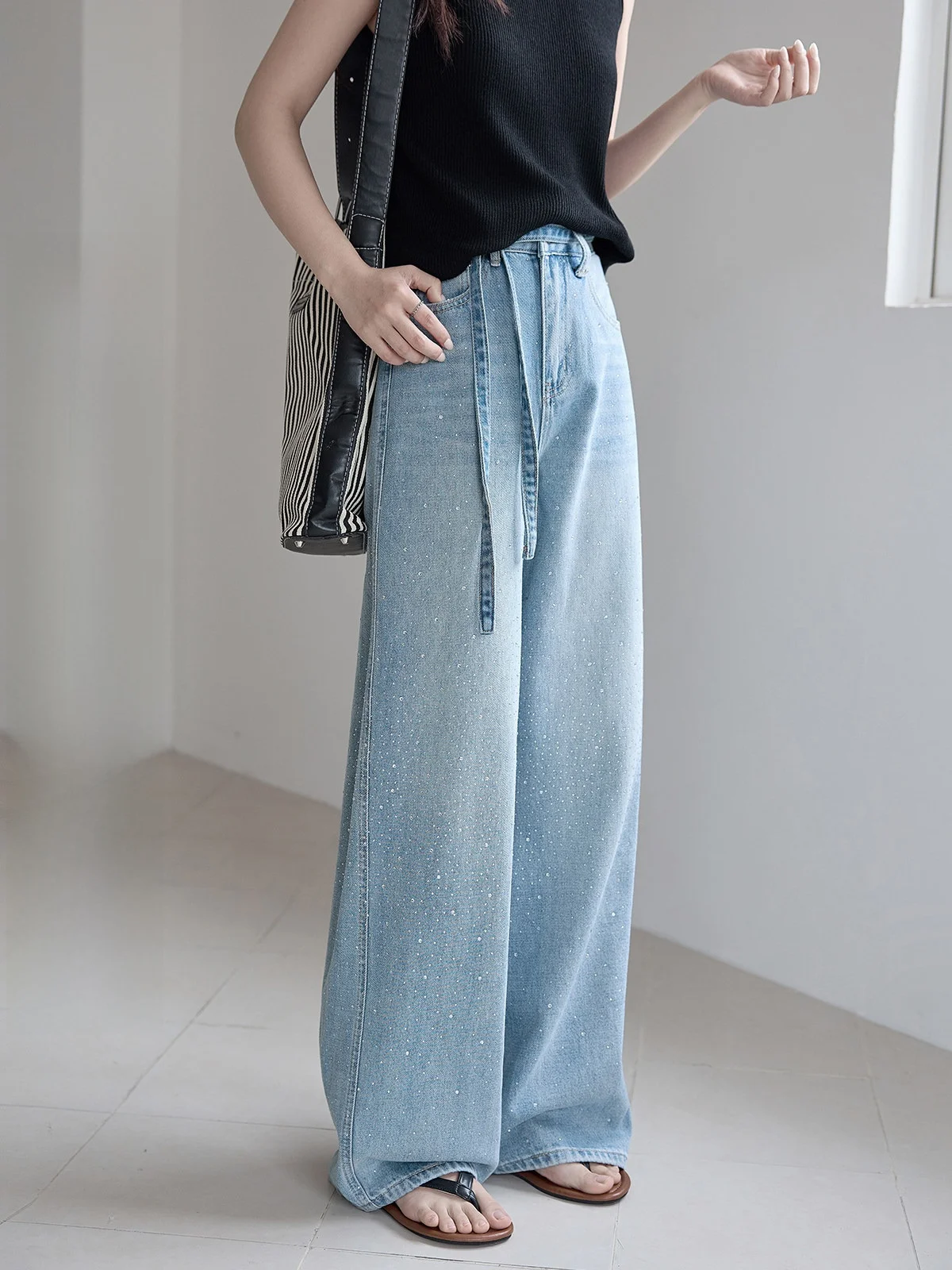 

Синие джинсы с широкими штанинами и высокой талией, украшенные стразами, женские, летние, 2026, новый стиль, с поясом и шнурком, утягивающие брюки