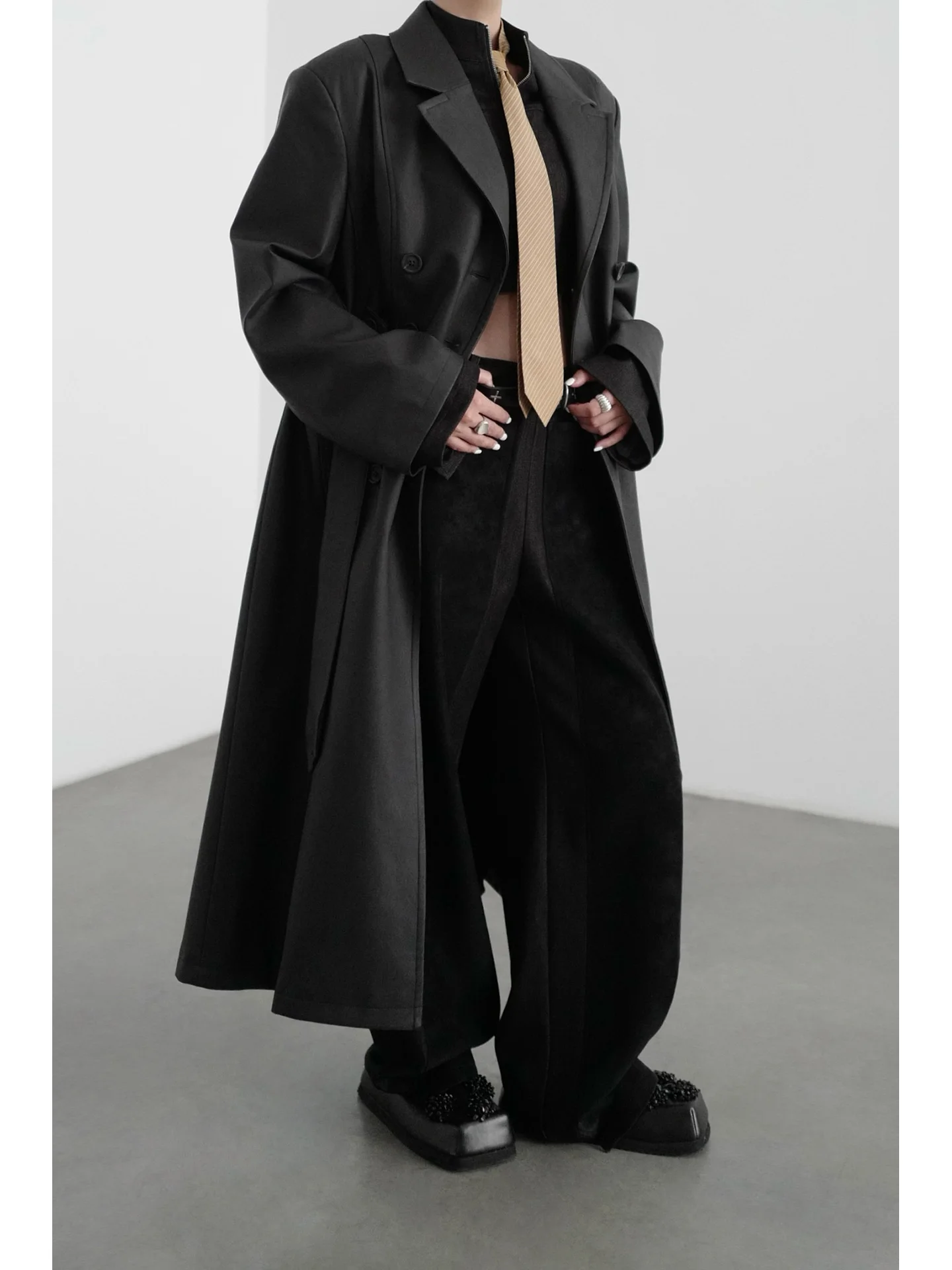 

Длинный приталенный костюм с дизайном, подчеркивающим талию, от Chen Lady Ele – профессиональная женская мода для деловых встреч и повседневной носки.