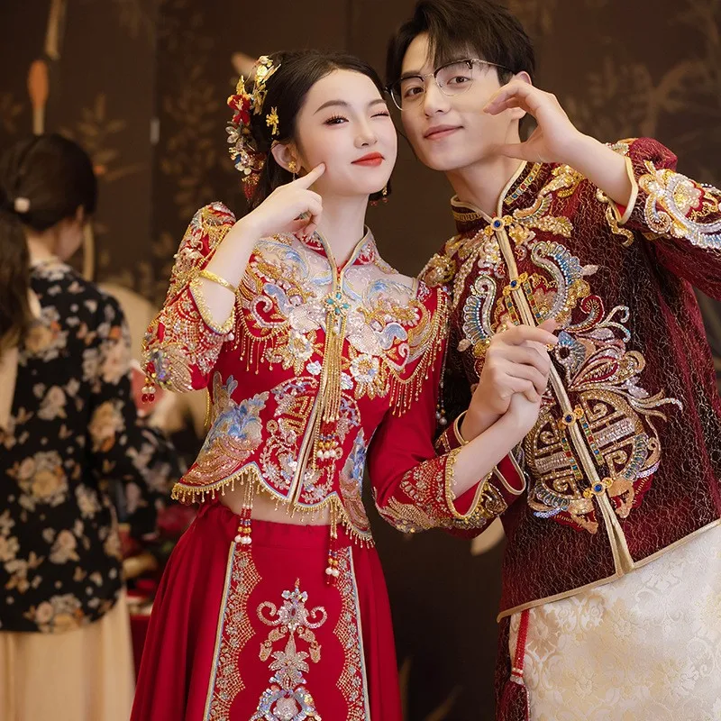 

A new luxurious Chinese-style elegant toasting dress with phoenix crown and red cape